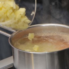 Pelar la papa y la zanahoria en cubos muy pequeños, poner a hervir en agua con sal 5 minutos.