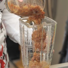 Moler los frijoles de la olla en la licuadora hasta que quede una salsa de frijol delgada.
