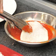 Sumergir las rebanadas de jícama en la salsa de chile.