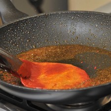 Calentar un poco de aceite en una sartén abierta, pasar las jícamas por aceite caliente en el sartén. Dejar cocer un par de minutos, volteando con una pinza a que se tornen suaves y el chile esté cocido.