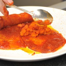 Rellenar con el guiso de papas y zanahorias y envolver en forma de enchiladas.