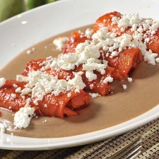 Espolvorear las enchiladas con queso fresco y servir inmediatamente.