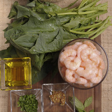 400 gramos de pasta de tornillo 5 cucharadas de aceite de oliva virgen extra 450 gramos de camarón pacotilla cocido 1 melón 1 cucharada de vinagre blanco 1 cucharita de mostaza de Dijón 1 cucharadita de miel de agave 1 cucharada de perejil 1 cucharada de albahaca fresca 1 ramita de albahaca para decorar 1 manojo de espinacas Sal Pimienta