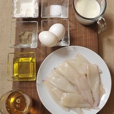 Ingredientes: 3 cucharadas de harina de trigo 1 taza de cerveza 2 piezas de huevo aceite de oliva al gusto 1 cucharita de sal 1/4 cucharita de pimienta negra molida 1 taza de leche de vaca 300 gramos de calamar