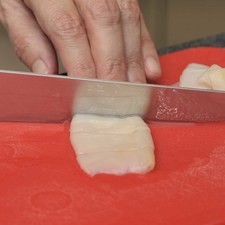 Cortar en aros los calamares.
