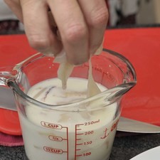Ponerlos a remojar en la leche al menos 10 minutos.