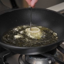 Poner freír en un sartén con aceite caliente hasta que se vean dorados.