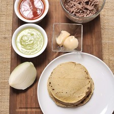 Ingredientes: Salsa roja picante Salsa verde picante 100 gramos de Carne deshebrada de res 2 cucharadas de Manteca de puerco 1/4 pieza de Cebolla blanca 8 piezas de Tortilla de maíz S 505 1475637757