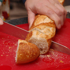 Cortar el pan baguette en rebanadas no muy delgadas, como de 1.5 cm de grosor, utilizando un cuchillo para pan. Colocar sobre una charola para galletas y meter al horno a 300 °F(175°C) durante 3 minutos, voltear y continuar calentando hasta que esté tostado, se debe calentar a fuego medio para que quede bien duro. Dejar enfriar.