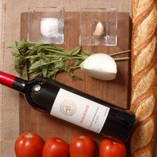 1 baguette 4 diente de ajo 4 jitomate guaje 2 ramas de albahaca fresca ¼ de cebolla blanca Sal de mar 1 botella de vino tinto Horizonte Cabernet Montepulciano 2009