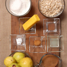INGREDIENTES RELLENO: 6 guayabas 2 cucharadas de azúcar blanca 2 cucharadas de agua 1 cucharada jugo de limón ½ cucharadita de canela molida INGREDIENTES BARRITAS: 1 taza de harina de trigo 1 taza de avena 2/3 taza azúcar morena ¼ de cucharadita de polvo para hornear 70 gramos de mantequilla