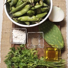 Ingredientes: 1 kilogramo de Haba fresca Aceite de oliva Pimienta negra molida Sal 2 piezas de Huevo 1/4 manojo de Perejil liso fresco 1/2 pieza de Cebolla blanca 1/4 taza de Harina de trigo 2 piezas de Pencas de nopal