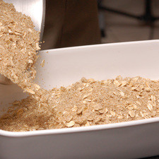 Para preparar las barritas, mezclar en un tazón la harina, avena, azúcar morena y polvo para hornear. Agregar la mantequilla y mezclar bien con la mano hasta incorporar. Dividir esta masa en dos.