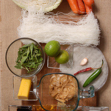 INGREDIENTES SALSA: 1/3 de taza de mantequilla de cacahuate sin azúcar 1 diente de ajo 1 chile de árbol 1 cucharada de vinagre ¼ de taza de miel de agave 1 limón 1 cucharada salsa de soya INGREDIENTES ROLLO: 85 gramos de fideos chinos 1 limón 1 ½ cucharaditas de azúcar blanca 4 zanahorias 1 chile serrano 4 papel de arroz 1 repollo chino ¼ de taza de hojas de menta ½ taza de albahaca picada ½ taza de cacahuates picados