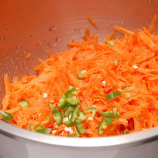 Rallar las zanahorias agregar al limón junto con el chile serrano picado y mezclar.
