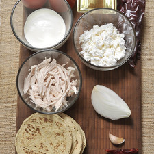 Ingredientes: Sal Aceite de canola 1 taza de Pollo cocido 1 diente de Ajo 1/2 taza de Crema de leche de vaca 1 pieza de Chile de árbol 1/4 pieza de Cebolla blanca 100 gramos de Queso fresco 12 piezas de Tortilla de maíz 2 piezas de Chile guajillo 2 piezas de Jitomate