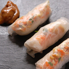 Para servir enteros o cortar los rollitos a la mitad en diagonal y bañarlos con la salsa de cacahuate.