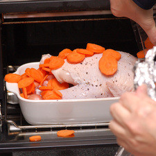 Colocar en un refractario junto con las papas de cambray. Envolver con papel aluminio. También se puede hacer con pollo normal. Hornear a 350°F (180°C) durante 30 minutos. Abrir el horno, levantar el papel aluminio y añadir los chícharos y zanahorias, cocer, tapar nuevamente y continuar cociendo 20 minutos más.