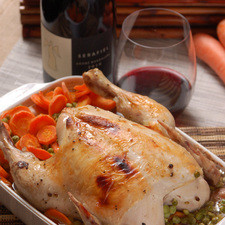 Servir un pollito por persona acompañado con una copa de vino tinto Serafiel de Adobe Guadalupe.