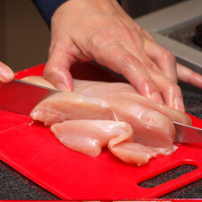 Picar la cebolla y el ajo finamente. Picar los champiñones y cortar en cubos la pechuga de pollo.