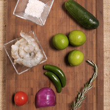 18 camarones 40/50 2 chiles serrano Sal de grano al gusto 4 limón Colima 1 pepino pequeño 1 trozo cebolla morada 1 jitomate cherry 1 ramita de romero 6 tostadas Salsa Huichol al gusto
