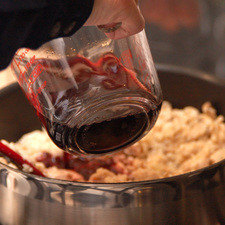 Agregar una taza del vino tinto y continuar cociendo a fuego alto hasta que se consuma.