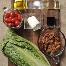 1 lechuga 100 gramos de queso de cabra 1 taza de jitomate cherry ½ taza de nuez 1 cucharada de vinagre balsámico 1 cucharada de miel de agave ¼ de cucharita de sal ¼ de taza de Aceite de oliva extra virgen Desinfectante de frutas Nota: se puede sustituir la miel de agave por miel de abeja, el vinagre balsámico por vinagre blanco y los jitomates cherry por Jitomate bola o guaje picados.