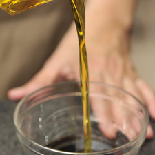 Para preparar el aderezo, mezclar en un tazón el vinagre balsámico, la miel de agave y la sal. Mezclar con un batidor de globo hasta integrar. Añadir el aceite y batir vigorosamente hasta obtener una mezcla homogénea. Reservar.