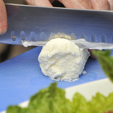 Sacar el queso del congelador y cortarlo en rodajas de 1.5 cm de ancho.