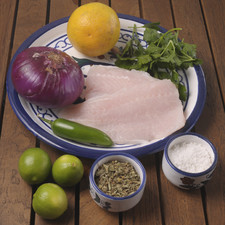 1 taza de pescado en trozo 4 cucharadas de jugo de limón 4 cucharadas de jugo de naranja Sal de mar al gusto ½ chile serrano 3 cucharaditas de perejil picado ¼ de cebolla morada en filete 1 pizca cargada de orégano