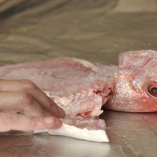 Hacer una serie de cortes sobre la carne para permitir que entren las especias. Salpimentar el pescado con la pimienta recién molida y sal de mar.