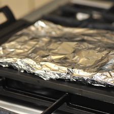 Doblar bien el papel aluminio y sellar las orillas. Se deja marinar al menos media hora, se puede dejar en refrigeración desde un día antes. Poner a cocer sobre el comal a fuego medio, de 3 a 5 minutos de cada lado.