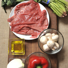 Sal, al gusto 1/4 de pieza de cebolla blanca Aceite de oliva, al gusto Desinfectante de verduras, al gusto Pimienta negra molida, al gusto 1 pieza de chile morrón rojo 1 taza de champiñones 1 manojo de espinaca 500 gramos de milanesa de res