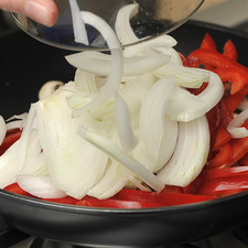 Cortar los champiñones, el pimiento y la cebolla en rebanadas. Sofreír en un sartén con aceite de oliva hasta que la cebolla y el pimiento se suavicen. Sazonar con sal.