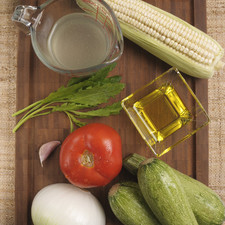 Ingredientes: 2 calabacitas en trozos 1 elote desgranado (crudo) ½ taza de caldo de pollo 1 jitomate picado ½ cebolla picada 1 diente de ajo 2 ramitas de epazote Aceite de oliva Sal al gusto