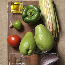Sal, al gusto 1 diente de ajo 1/8 de cucharita de pimienta negra molida 1 pieza de limón 2 cucharadas de aceite de oliva extra virgen 1 pieza de elote 1 pieza de jitomate guaje 1 pieza de chile morrón verde 1/4 de pieza de cebolla morada 3 piezas de chayote