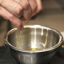 Preparar una vinagreta mezclando en un tazón pequeño el diente de ajo finamente picado, aceite de oliva.