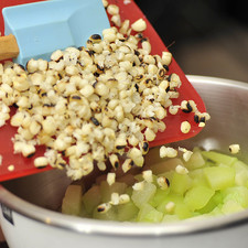 Picar finamente la cebolla. Picar el pimiento y el jitomate en cubos medianos. Mezclar los chayotes, el elote desgranado.