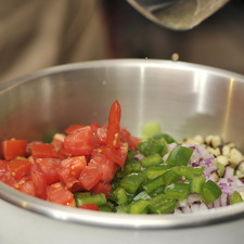 Añadir el pimiento y el jitomate en un tazón y reservar.