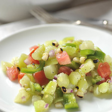 Servir la ensalada bañada con el aderezo.