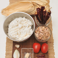 2 jitomates guaje ¼ de cebolla 1 diente de ajo 5 chiles guajillo 2 chile de árbol 1 ½ tazas de pierna desmenuzada Sal al gusto 1 cucharadita de manteca de puerco 500 gramos de masa para tamal Hojas de elote para tamal S 518 1475637729