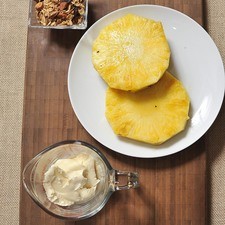 2 rebanadas de piña 4 cucharadas de granola 1/2 taza de helado de vainilla