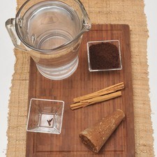 6 tazas de agua 200 gramos de piloncillo 2 varas de canela 2 clavos de olor 6 cucharadas de café molido