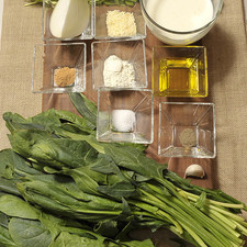 1/2 cucharita de sal 1/4 pieza de cebolla blanca 1 cucharada de queso parmesano rallado 4 cucharadas de aceite de oliva 1/4 cucharita de pimienta negra molida 1/2 cucharita de nuez moscada en polvo 1 cucharada de harina de trigo 1 diente de ajo 1 taza de leche de vaca 1/4 manojo de cilantro 2 manojos de espinaca