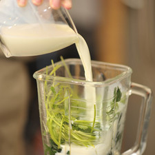 Colocar en el vaso de la licuadora y licuar junto con el cilantro y la leche. Reservar.