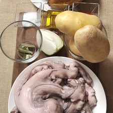 1/4 pieza de cebolla blanca 4 piezas de pan bolillo Paprika, al gusto Sal de mar, al gusto Aceite de oliva extra virgen, al gusto 3 piezas de papa blanca 4 piezas de hoja de laurel 1 pieza de pulpo