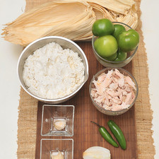 6 tomates verdes ¼ de cebolla 1 diente de ajo 2 chiles serranos 1 ½ tazas de pavo Sal al gusto 1 cucharada de manteca de puerco 500 gramos de masa para tamal Hojas de elote para tamal