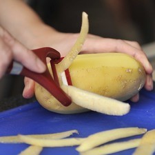 Mientras se cuece le pulpo, pelar las papas.