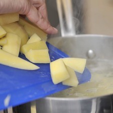 Poner a cocer en una olla con agua y una cucharita de sal hasta que se suavicen, aproximadamente 20 minutos. Escurrir y reservar.