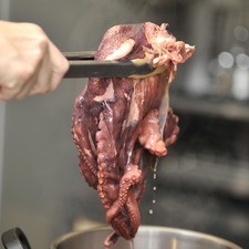 Sacar el pulpo, dejar enfriar un poco.
